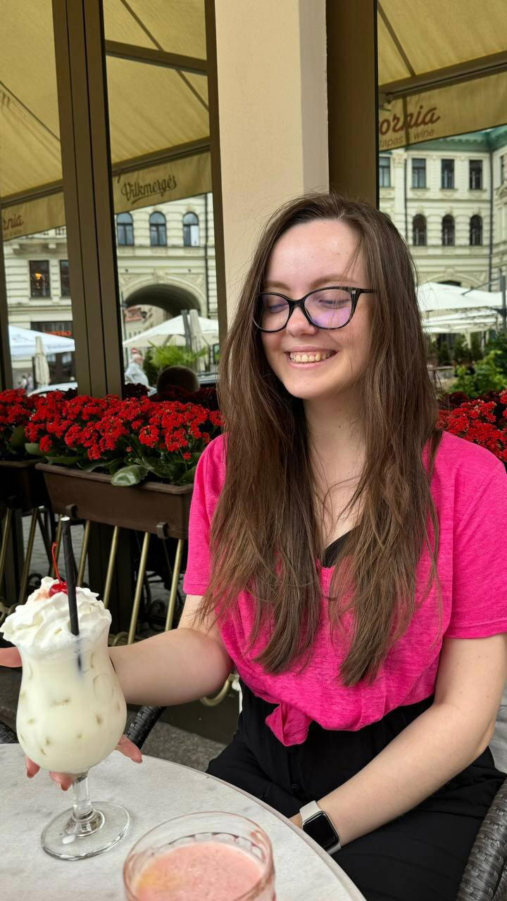 В Вильнюсе отпраздновали День Хлодника — праздник, когда все едят холодный свекольный суп и носят розовое