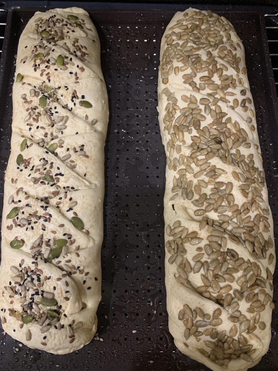 Так как у меня две косы с разными начинками (вторая с мясом и картошкой), я их «помечаю» посыпками, чтоб мне было понятно какая коса с чем)  Увлажняю их водой из пульверизатора и ставлю в духовой шкаф на расстойку. 