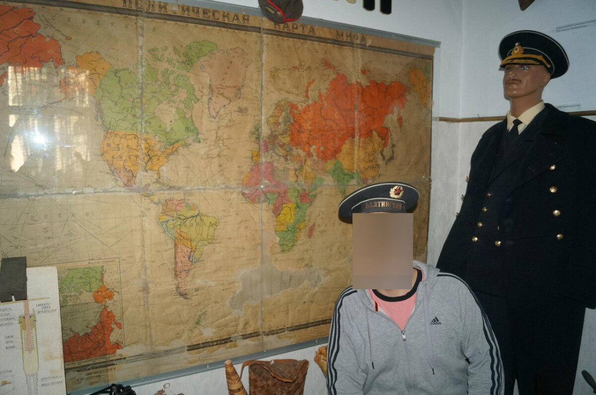 Бабуля очень настаивала, чтобы рядом с моим мужем была
видна политическая карта мира и форма адмирала, который подписывал её мужу
памятную книгу. <br>
