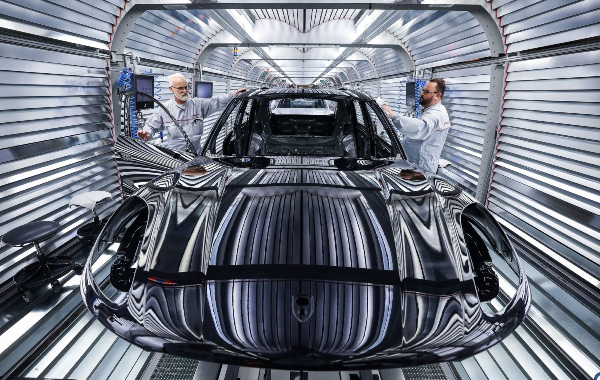 🛠 А вот так немецкие рабочие собирают Porsche Macan на заводе в Лейпциге, Германия.