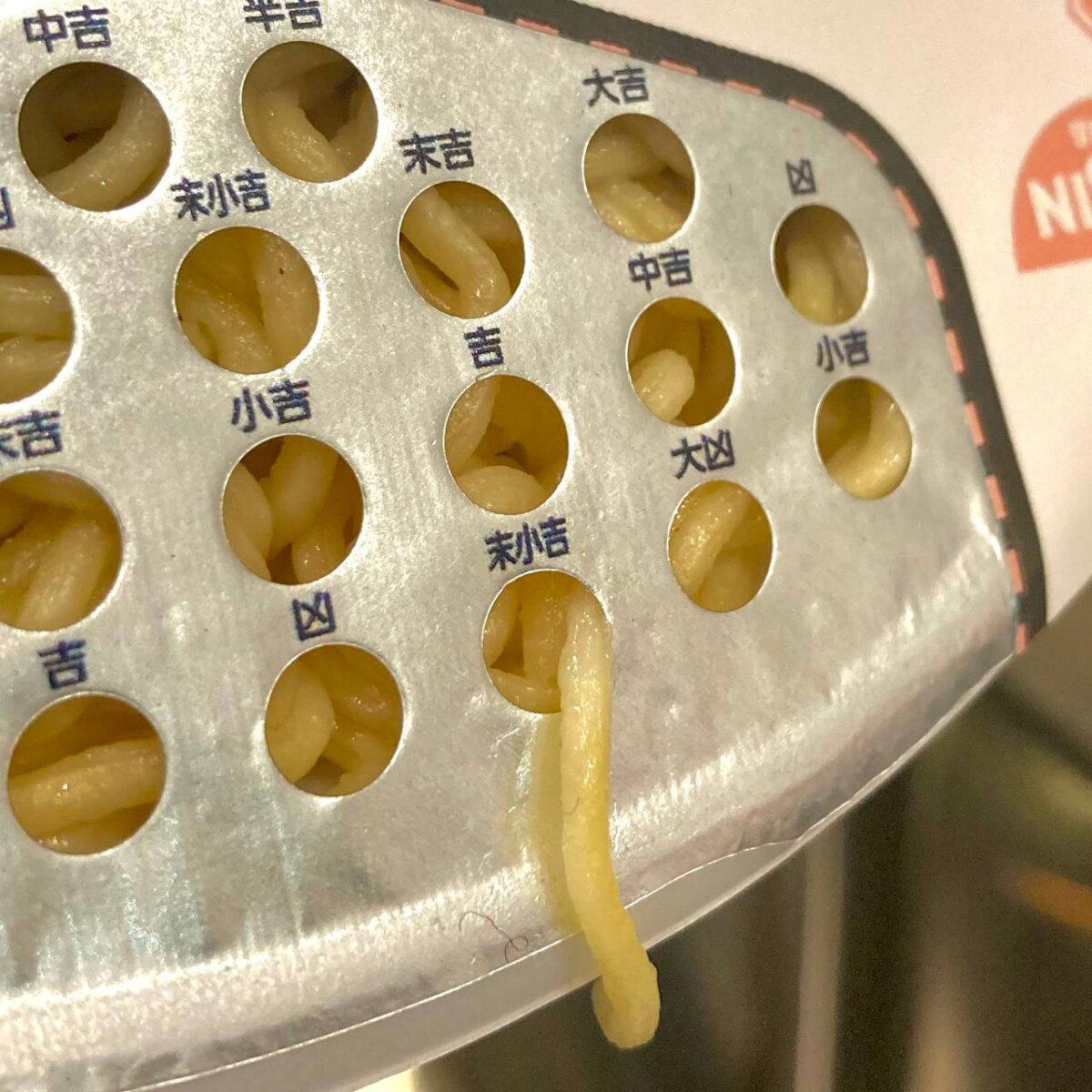 Бренд быстрорастворимой лапши Nissin Foods сделал на своих коробочках отверстия для слива воды с предсказаниями