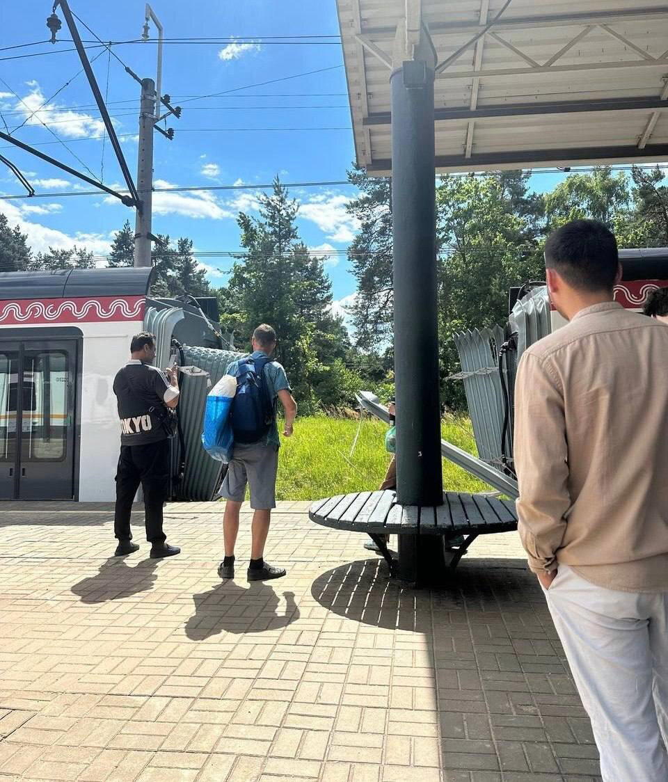 На станции "Кратово" МЦД-3 на Казанском направлении в Подмосковье порвалась "Иволга". Пострадавших нет.