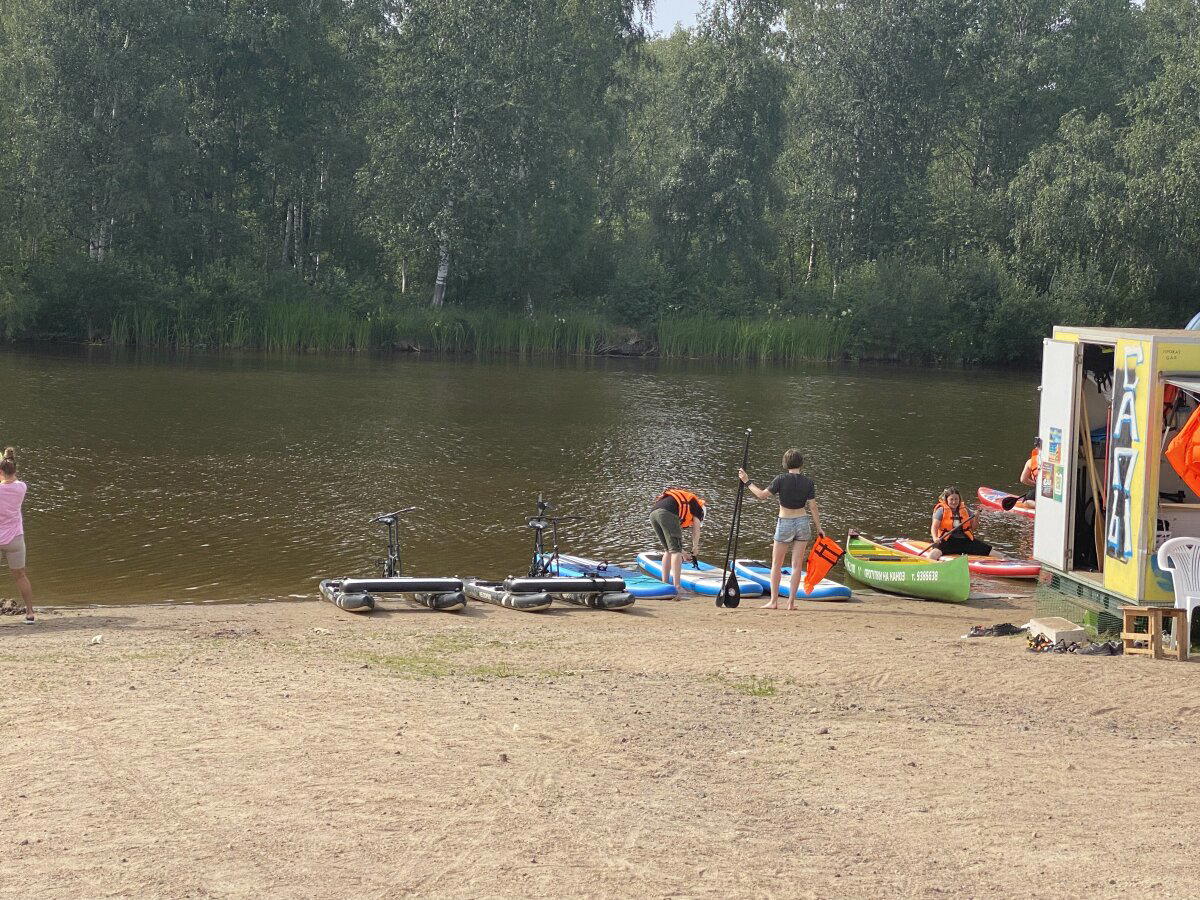 Катамараны и всякие разные лодки в прокат.<br>