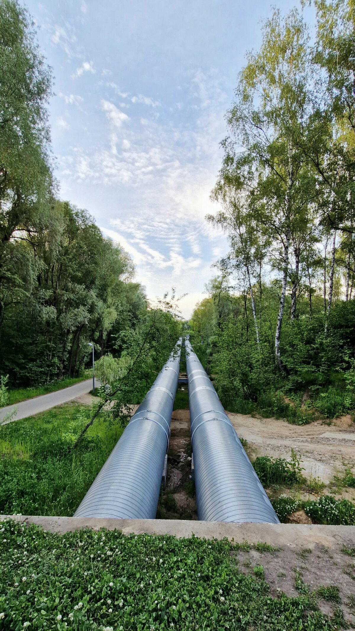 Интересные облака - растекаются как круги по воде.