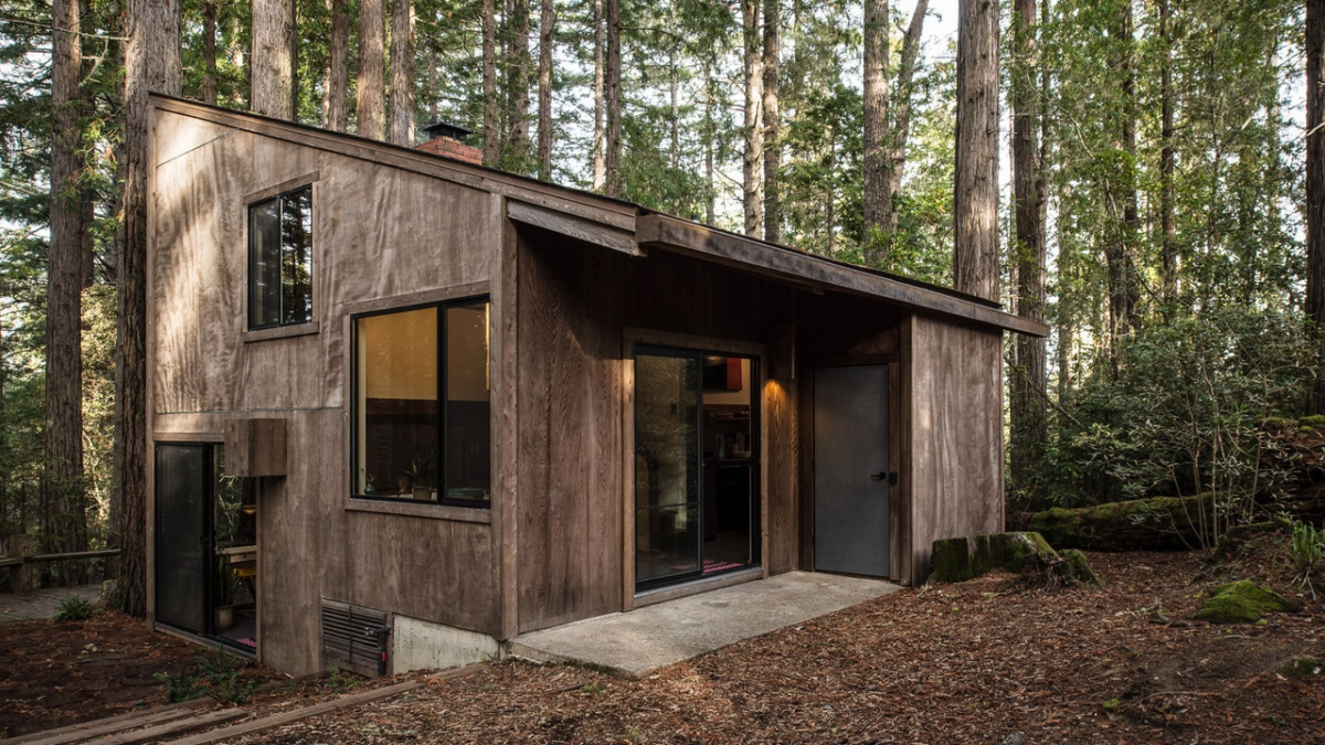 Дом Sea Ranch Cabin - это полномасштабная реконструкция лесной хижины 60-х