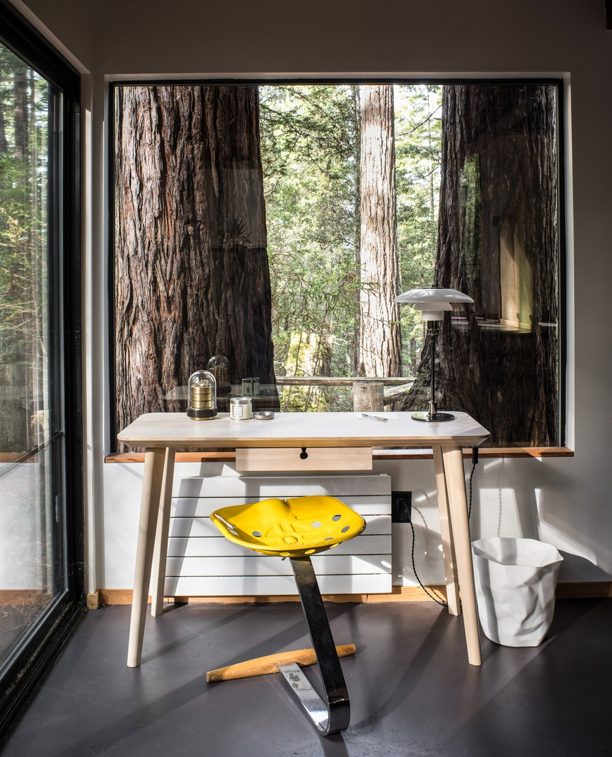 Дом Sea Ranch Cabin - это полномасштабная реконструкция лесной хижины 60-х