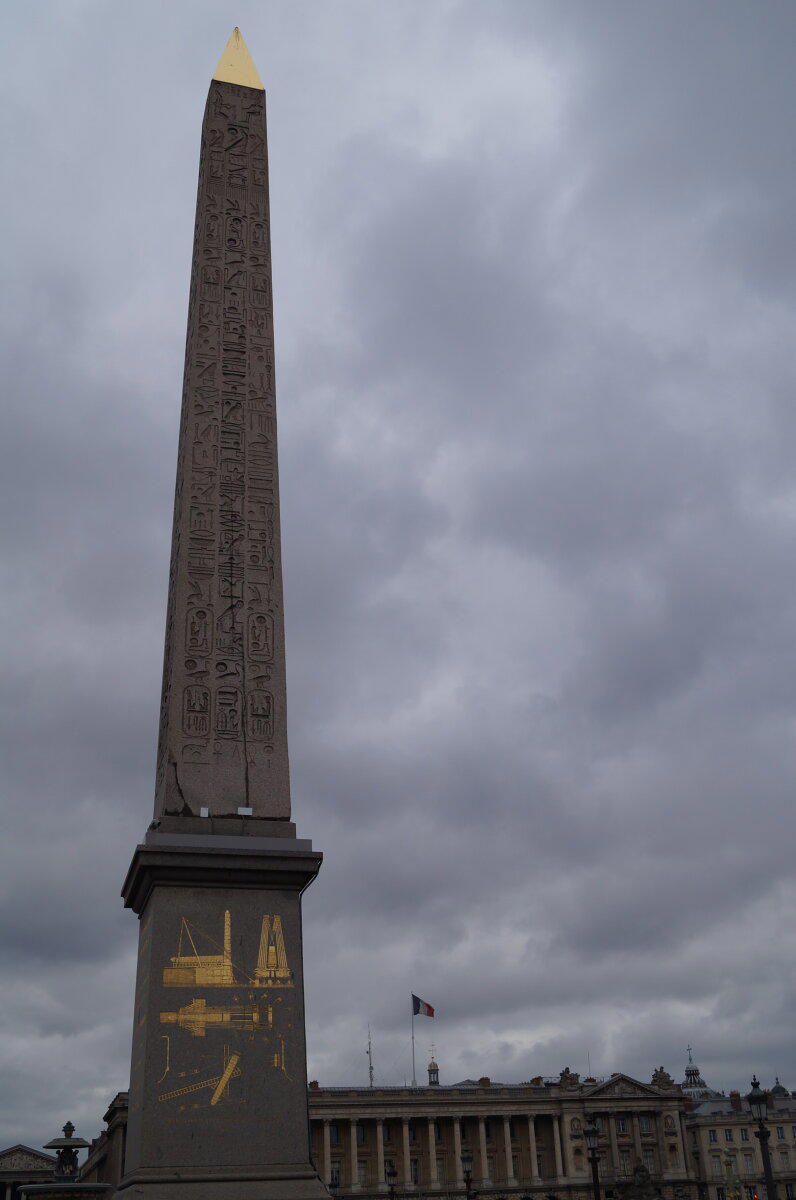 Луксорский обелиск. Площадь Согласия. Создан при Рамзесе 2 в 1290-х годах до нашей эры. Подарен Франции в 1830-х годах вице-королём Египта. На пьедестале выгравировано как обелиск снимали со своего места в Египте и как устанавливали в Париже.<br>