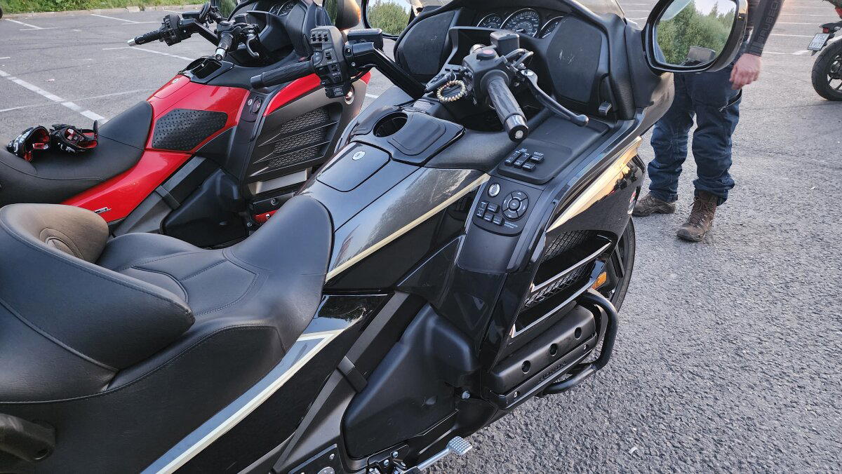 Отличия Honda Gold Wing и Honda F6B