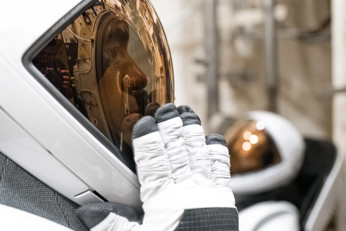 Apple от мира космонавтики: Илон Маск показал новые модные скафандры SpaceX EVA Suit, в которых можно будет выходить в космос