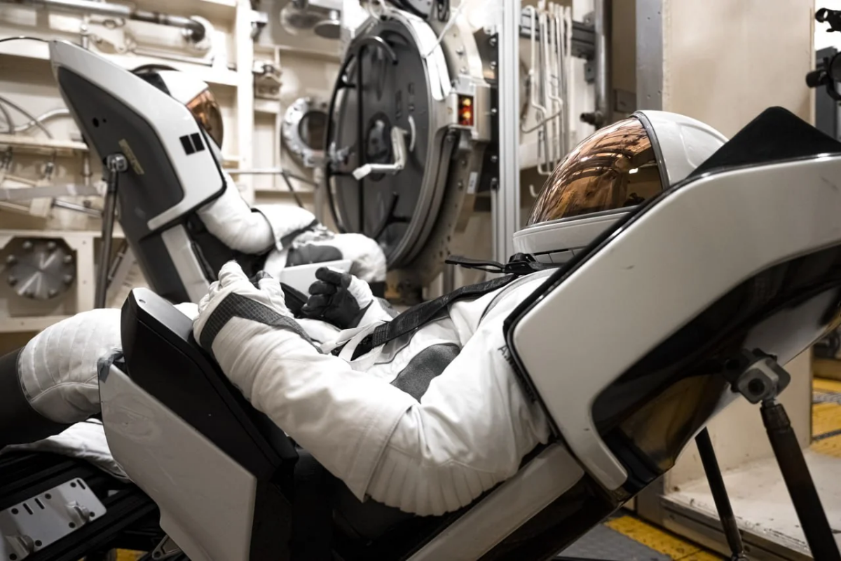 Apple от мира космонавтики: Илон Маск показал новые модные скафандры SpaceX EVA Suit, в которых можно будет выходить в космос