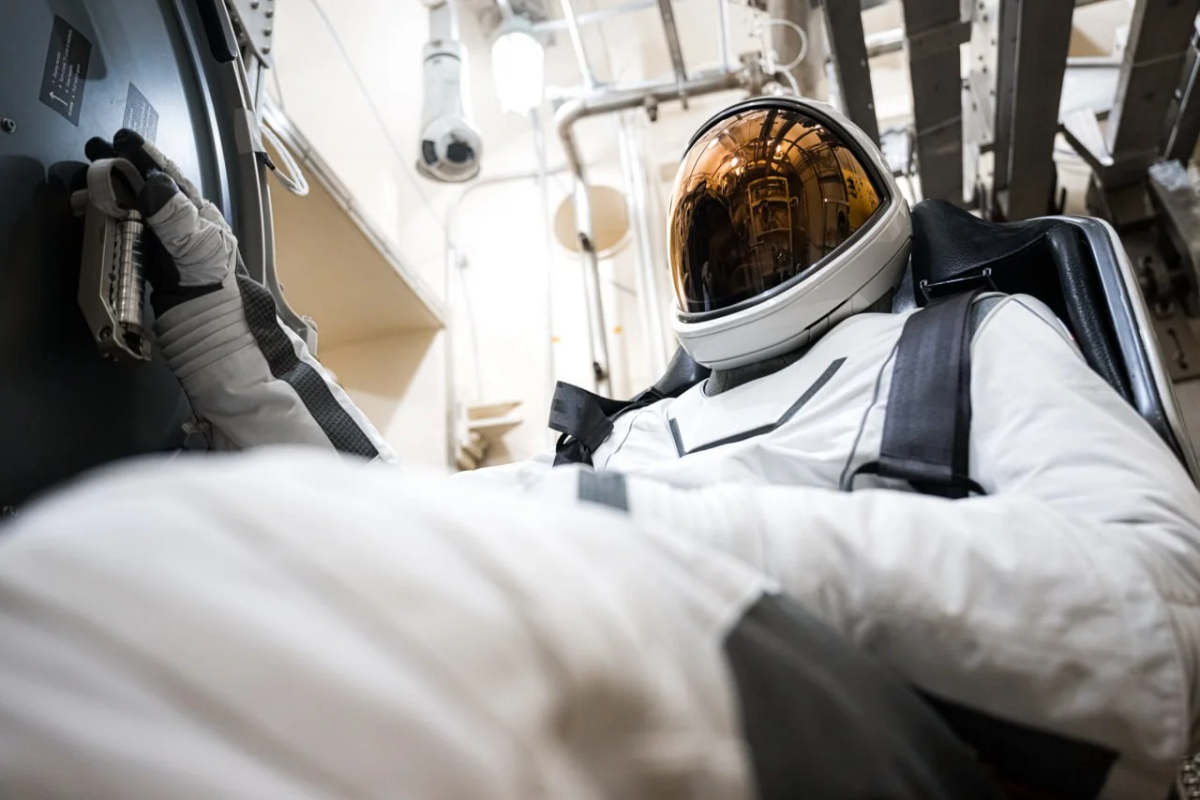 Apple от мира космонавтики: Илон Маск показал новые модные скафандры SpaceX EVA Suit, в которых можно будет выходить в космос