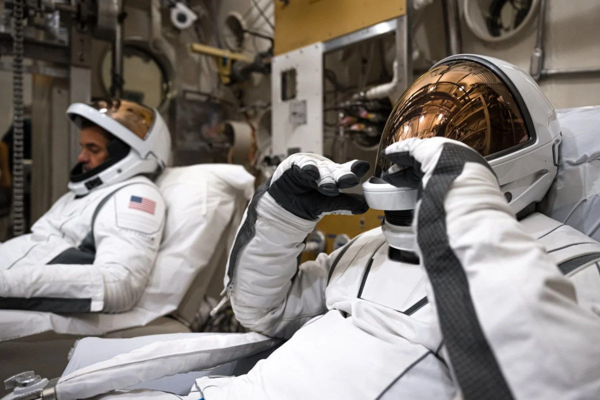 Apple от мира космонавтики: Илон Маск показал новые модные скафандры SpaceX EVA Suit, в которых можно будет выходить в космос