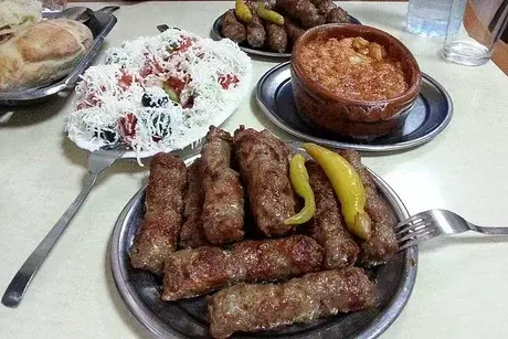 Кебаб, тавче гравче и шопский салат из Македонии
