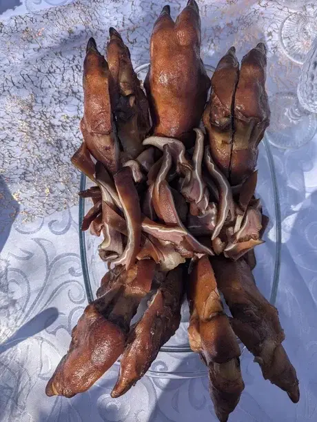 Копченые свиные уши и ножки неизвестно откуда