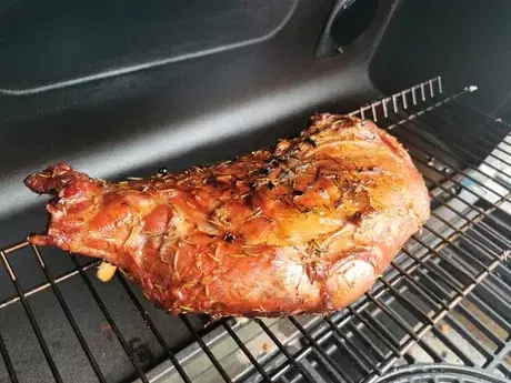 Лопатка кабана с розмарином и можжевельником из Польши