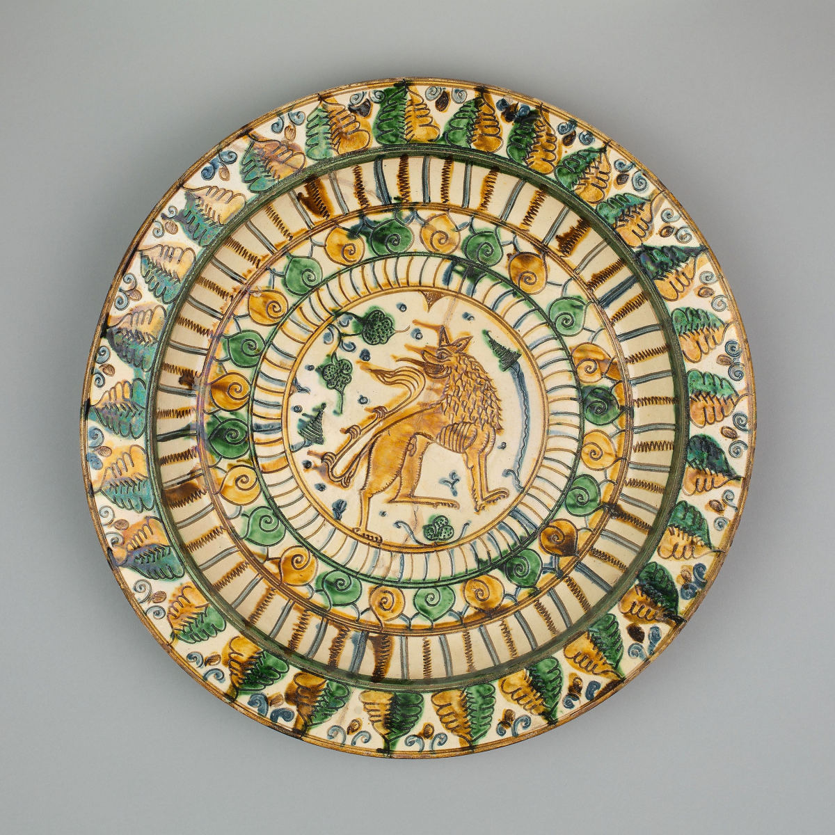 Блюдо с изображением вздыбленного льва, Италия, 1475–1500 гг, фаянс с глазурью, диаметр целых 44,5 см.<br>