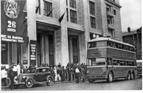 В 1939 году по улицам Москвы ездили двухэтажные троллейбусы ЯТБ-3.