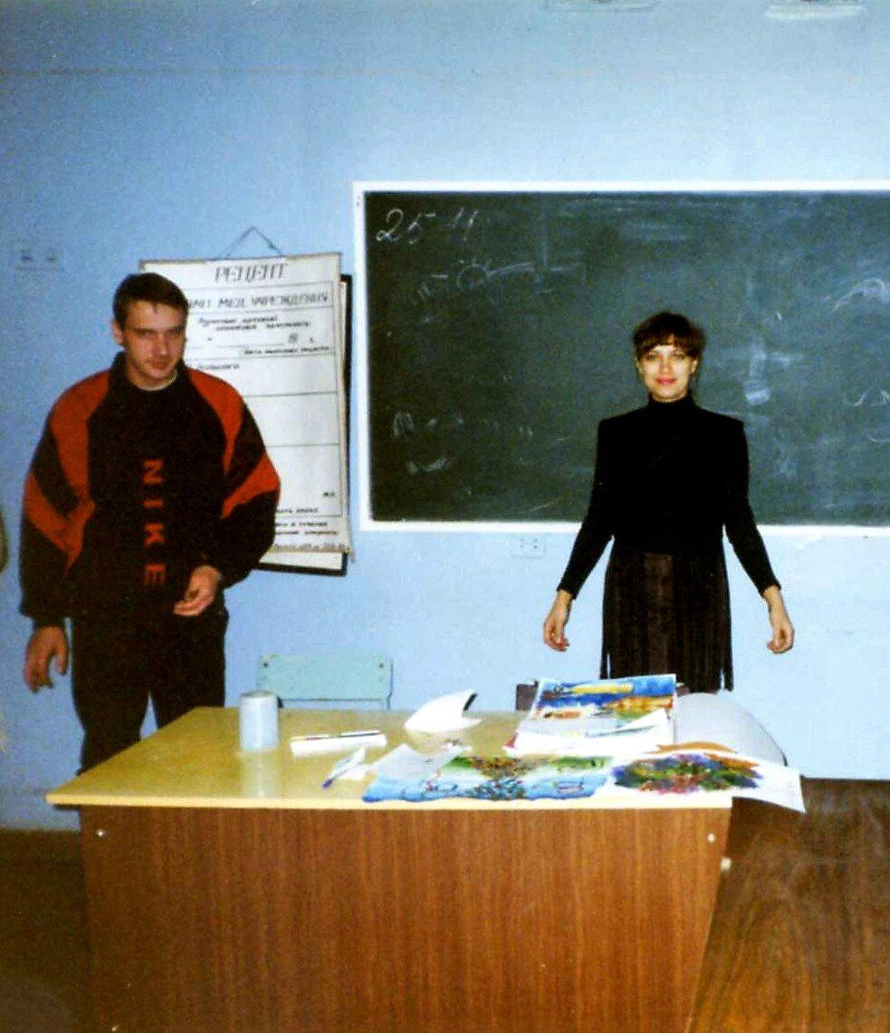 Это мы у доски. Но что мы тут с Игорем делаем, я уже и не помню.