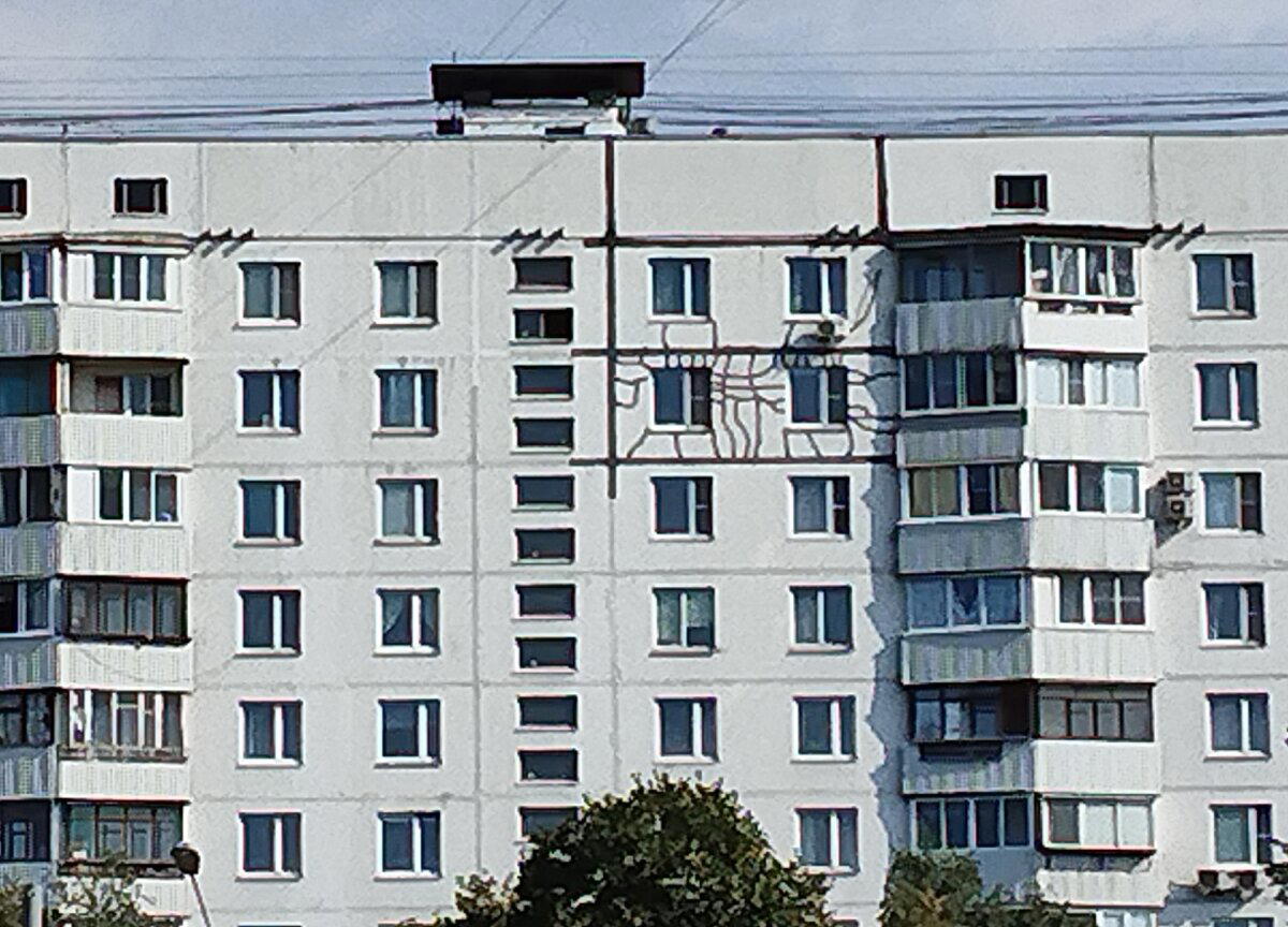 Весь дом фотографировать не стала, на на этой стороне вот только в одном месте идиоты проживают<br>