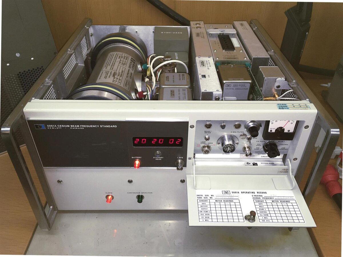 Вот они, легендарные цезиевые часы HP 5061A. Именно они участвовали в эксперименте по проверке специальной теории относительности на самолётах. Напомню, что в ходе эксперимента одни такие часы оставались на Земле, а остальные экземпляры отправились в полёт вокруг экватора. Сначала часы летели по направлению на восток, затем на запад, причём на обычных коммерческих авиарейсах. После того, как часы сделав два оборота вокруг Земли вернулись на землю учёные обнаружили разницу в вычислениях между ними (относительно друг друга) и часами, что оставались на Земле.