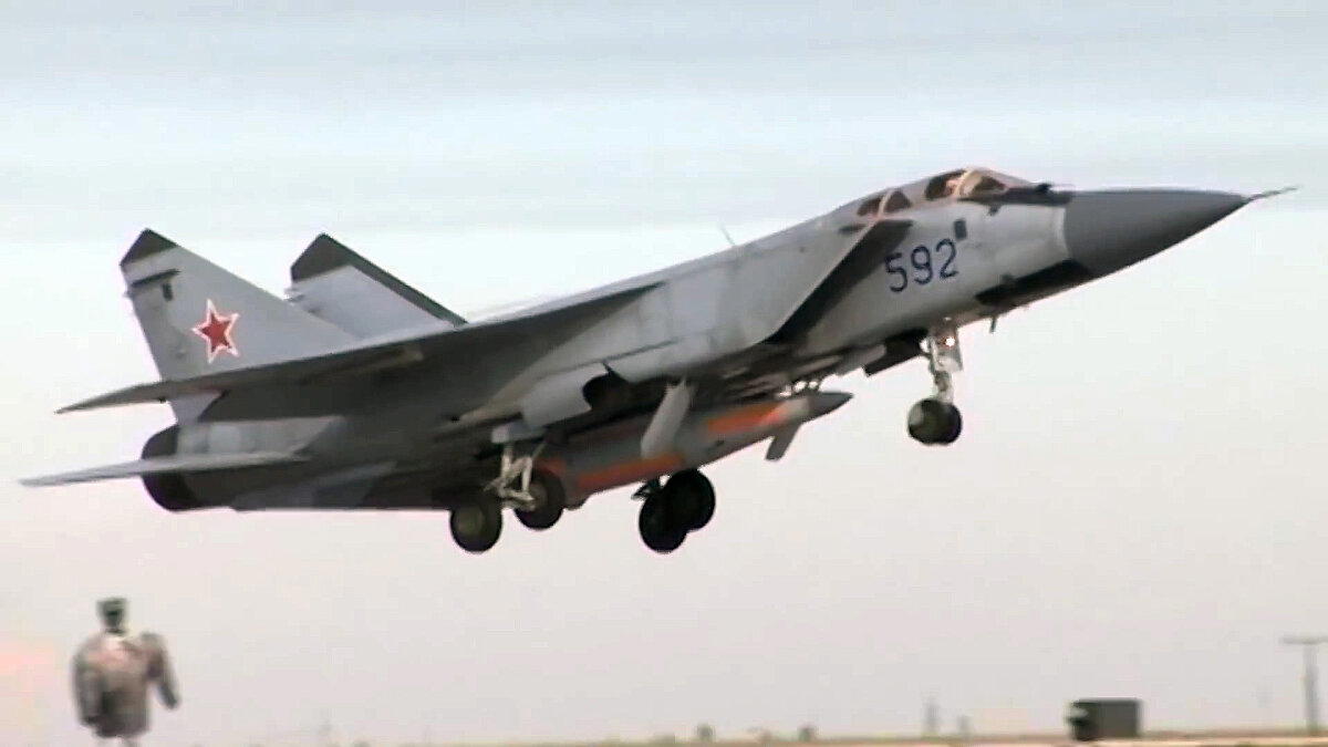 Опытный самолет-носитель МиГ-31БМ (борт №592) РСК МиГ с ракетой комплекса "Кинжал" на взлете с аэродрома Ахтубинск. Предположительно 2015-2017 г.г. или ранее (видео впервые показано 01.03.2018 г., http://mil.ru).