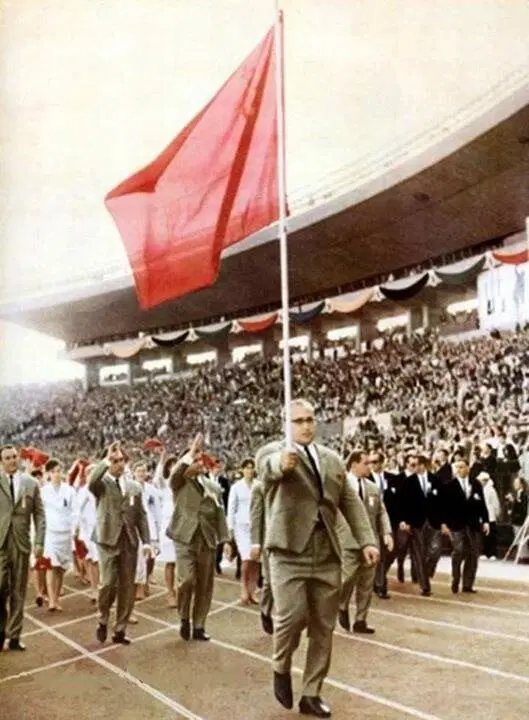 Юрий Власов на открытии олимпиады в Токио, 1964 год.