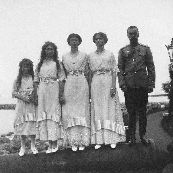 Великие княжны Анастасия, Мария, Татьяна, Ольга с отцом Николаем II, 1913 год.