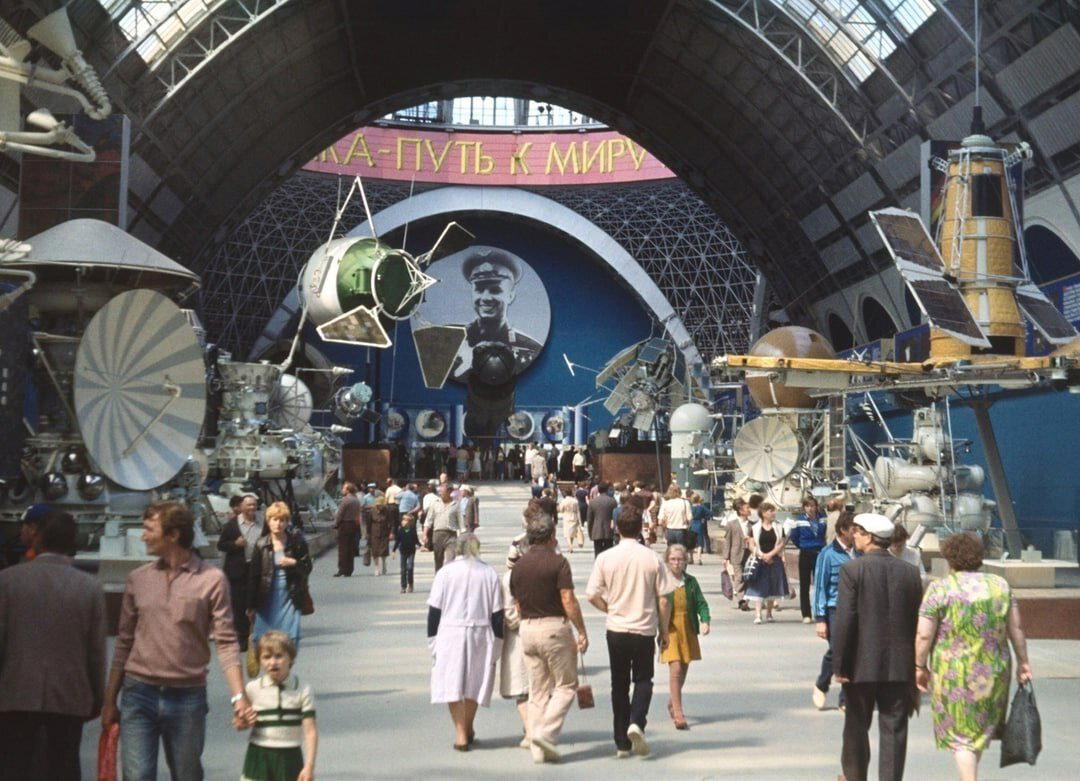 Внутри павильона "Космос", ВДНХ, 1985 год.