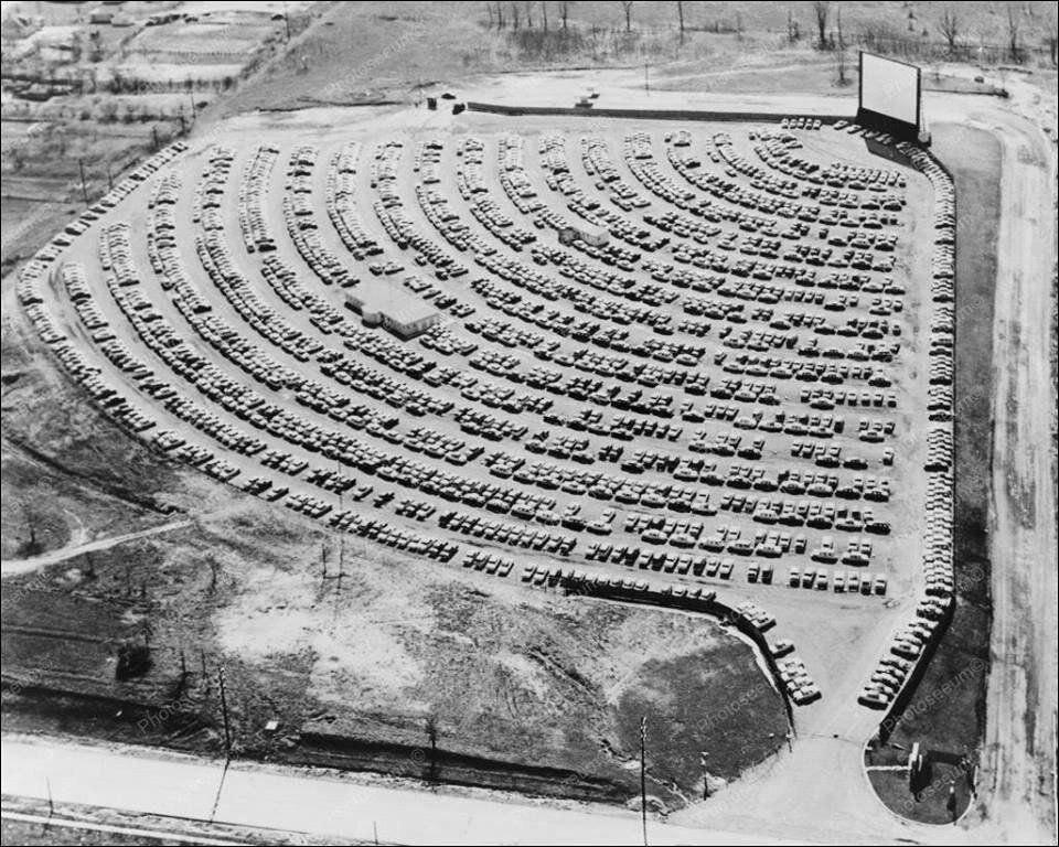 Автомобильный кинотеатр, США 1950-е годы.