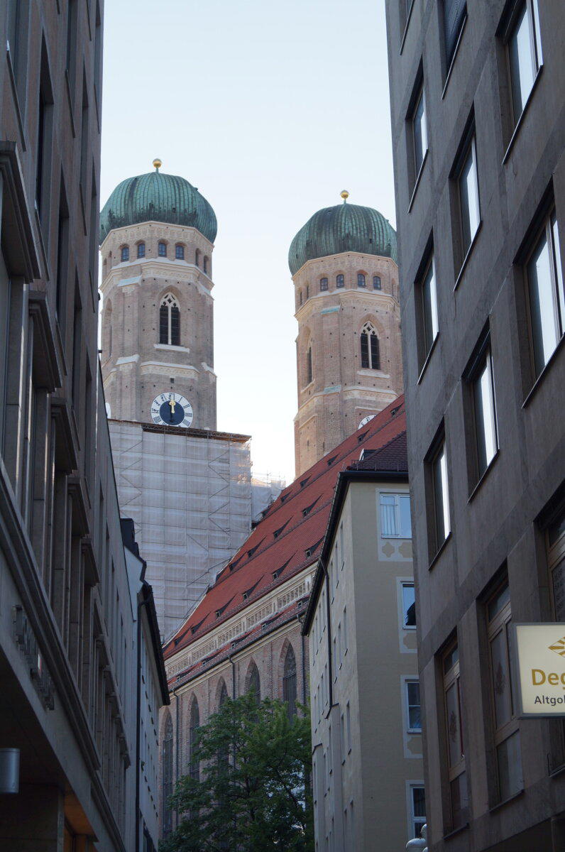 Фрауэнкирхе (Frauenkirche), имеющая официальное название — Собор Пресвятой Девы Марии (Der Dom zu unserer lieben Frau) — это главная церковь Мюнхена, столицы Баварии, на юге Германии. Это самая большая готическая церковь юга Германии.