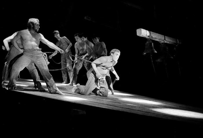 1967 - спектакль "Пугачев". Фото Анатолия Гаранина (фото с сайта https://avatars.dzeninfra.ru/get-zen_doc/3545552/pub_5f49d133b567d95cd1b0fdbd_5f4a03712e211011a82484cf/scale_1200)