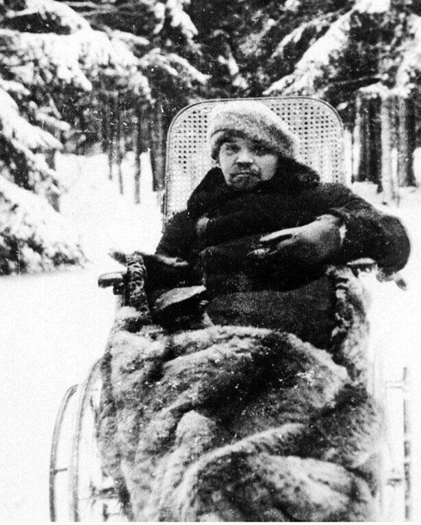 В.И. Ленин за несколько дней до смерти. Горки, СССР, январь 1924 года.