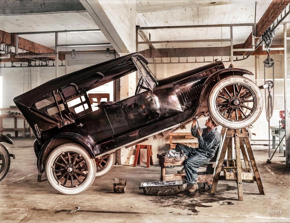 Студебекер в автомастерской, 1919 год.