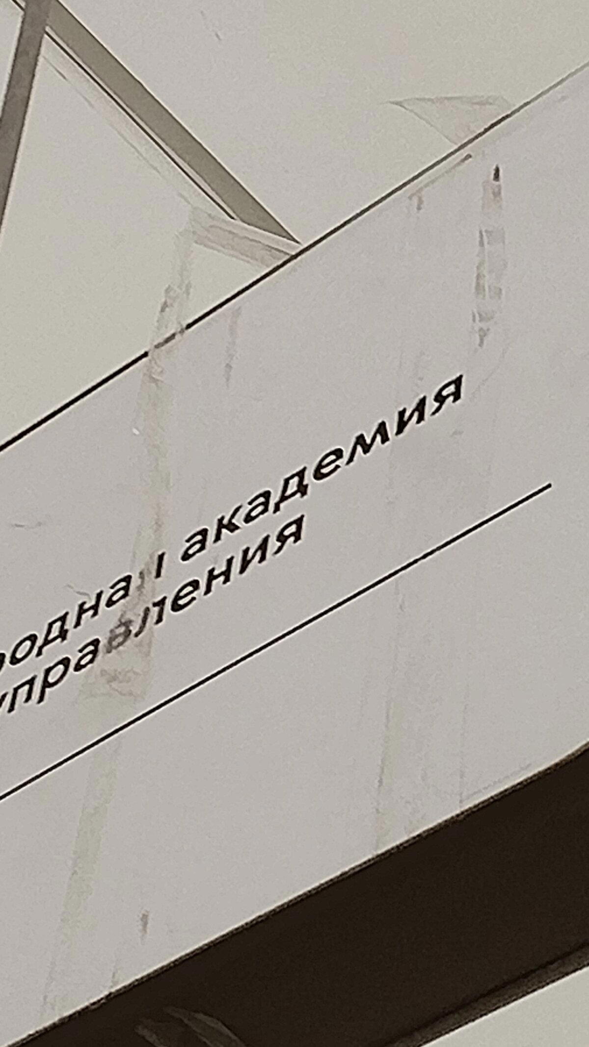 Панель указателя прикреплена к коробу канцелярским скотчем. То есть проблема не новая, уже "лечили". <br>