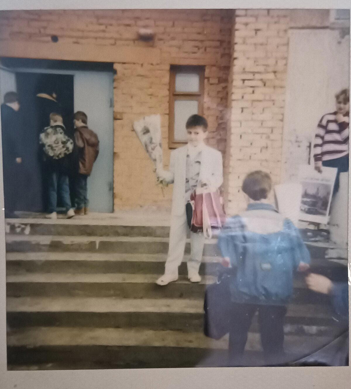 1994 год .  Я в очень дорогом костюма за 300 баков(родители тогда могли позволить)