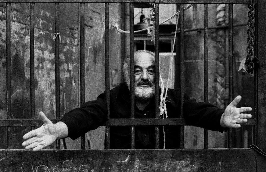 В 1974 году известного режиссера Сергея Параджанова посадили по 122-й статье УК РСФСР - т.е. за мужеложество..