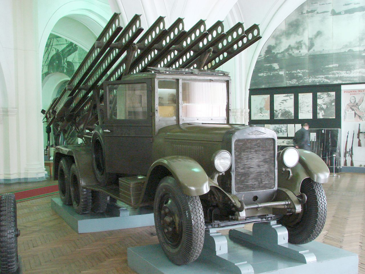 БМ-13-16 на шасси ЗИС-6 в музее Артиллерии в Санкт-Петербурге.