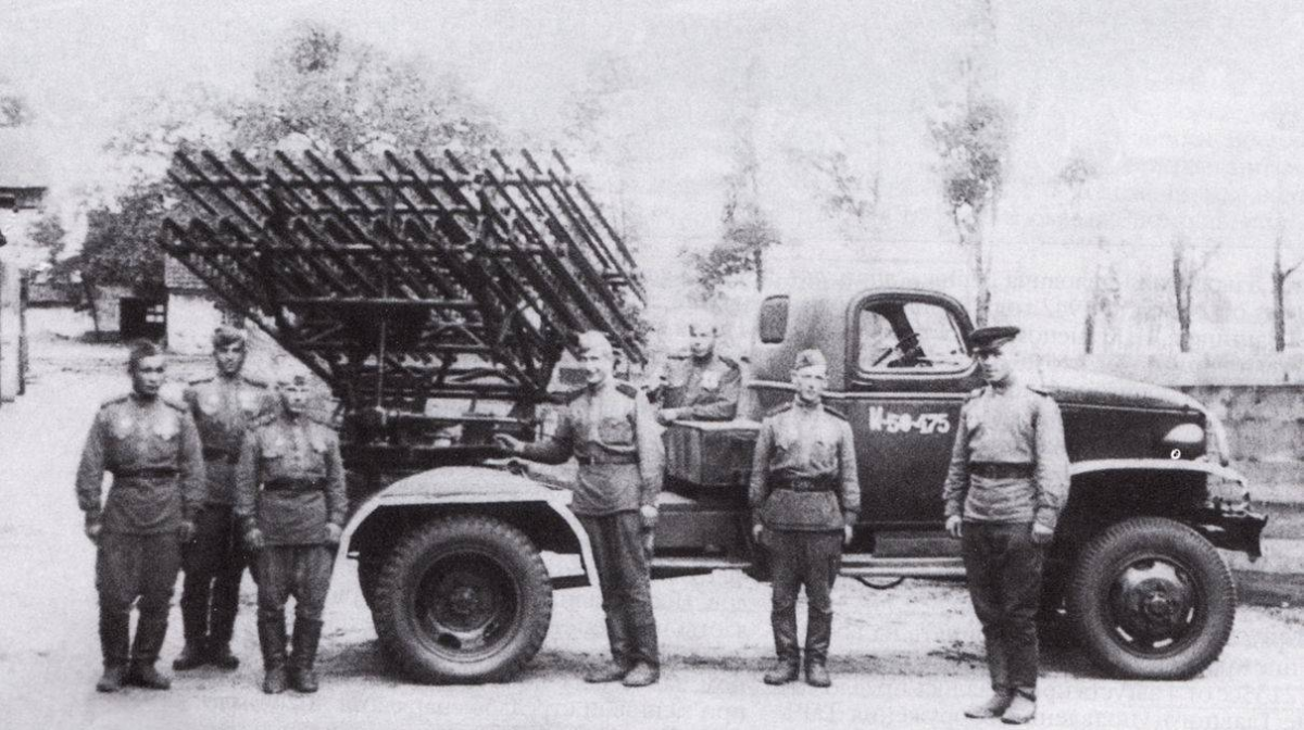 БМ-8-48 на базе шасси Chevrolet G 7117, с расчётом (командир, водитель, наводчик и четверо заряжающих.