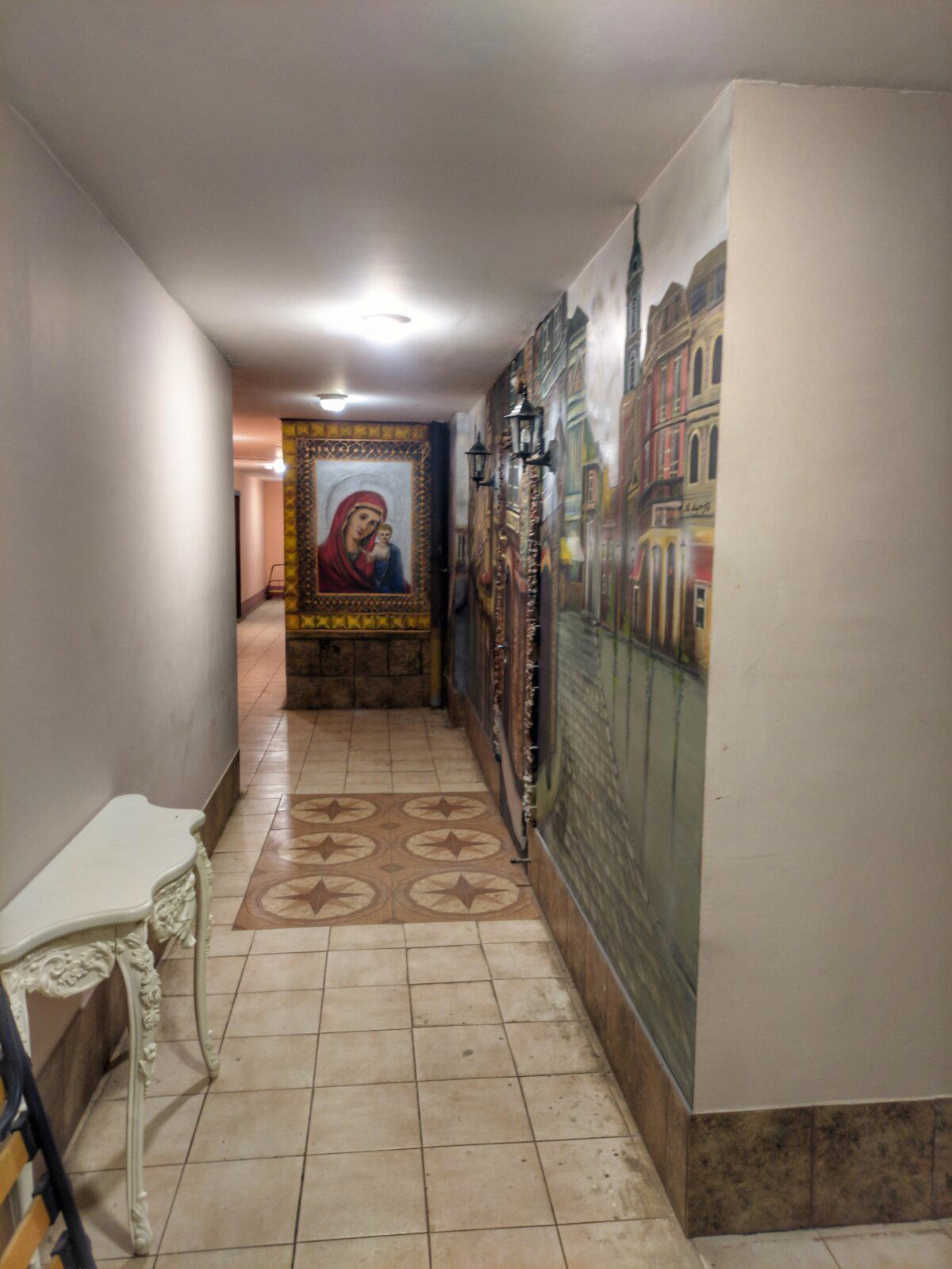 Скромный подъезд