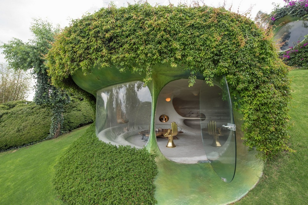 Небольшой дом-землянка Organic House в Мексике