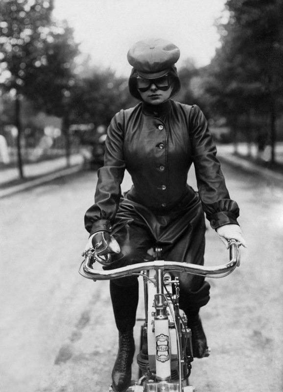 Девушка в костюме для езды на мотоцикле, 1905 год.