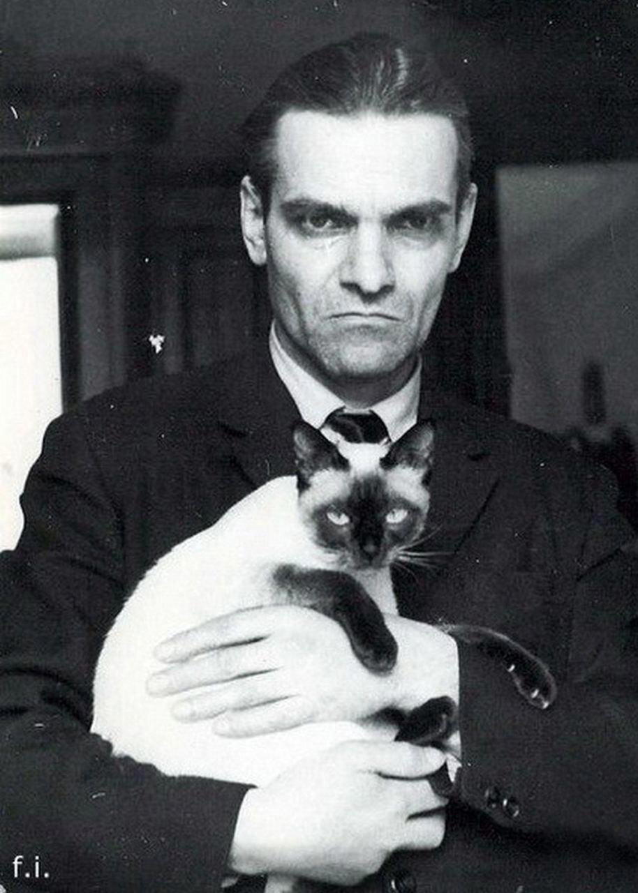 Юрий Кнорозов, самый мрачный любитель котов и по совместительству главный расшифровщик письменности Майя, 1971 год.
