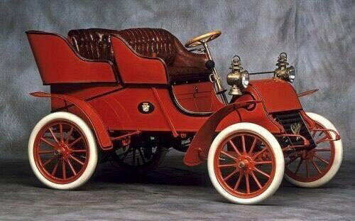 Первый автомобиль фирмы Cadillac был выпущен 17 октября 1902 года в Детройте и имел мощность 10 лошадиных сил.