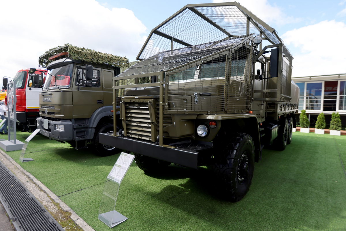 Вот фото Урал-63704-0010 "Торнадо-У", с форума Армия-2024. Как видите тут дополнительная защита в виде решёток навешана, а значит поступали такие требования.<br>