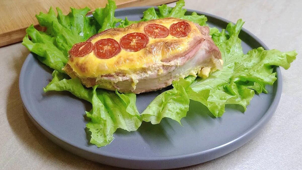 Ингредиенты:
* Картофель (3 шт.).
* Мясное филе (300г).
* Майонез.
* Фольга.
* Соль.
Для соуса:
* малосольный огурец.
* сладкий лук.
* Сметана.
* Укроп.
* Соль.