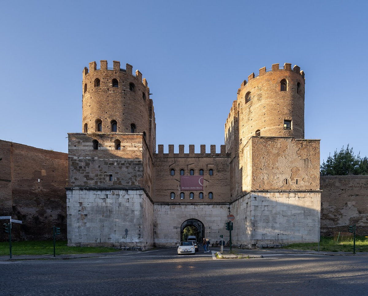 Porta Appia (Врата Аппия) отсюда начиналась дорога Аппия. Так же их называют воротами святого Себастьяна, т.к. в христианскую пору паломники ходили по Аппиевой дороге к катакомбам и базилике святого, что находились за пределами городской стены. неподалёку от этих самых ворот.