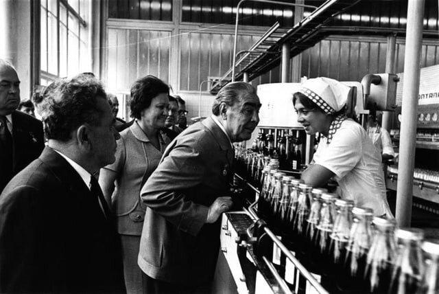Леонид Брежнев на Новороссийском заводе по производству «Пепси-колы», 1974 год