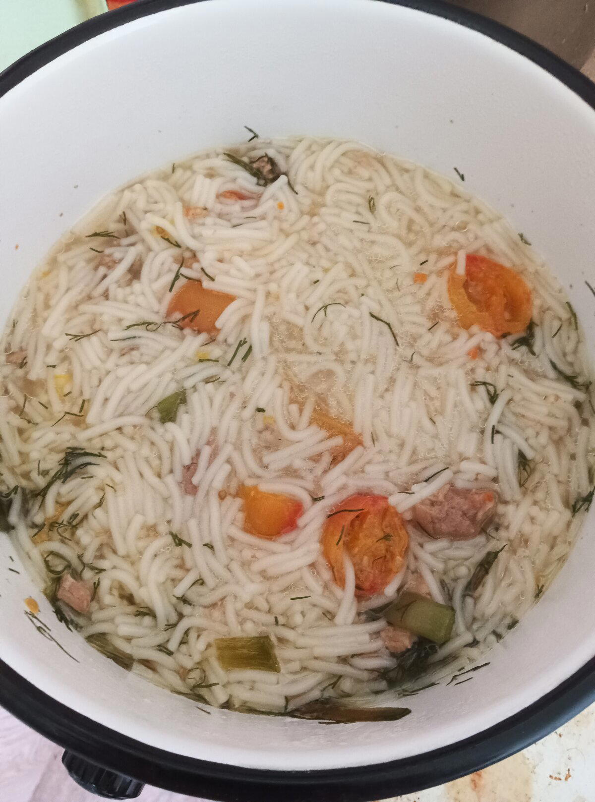 Вермишель с помидорами, зеленью и тушёнкой (индейка)