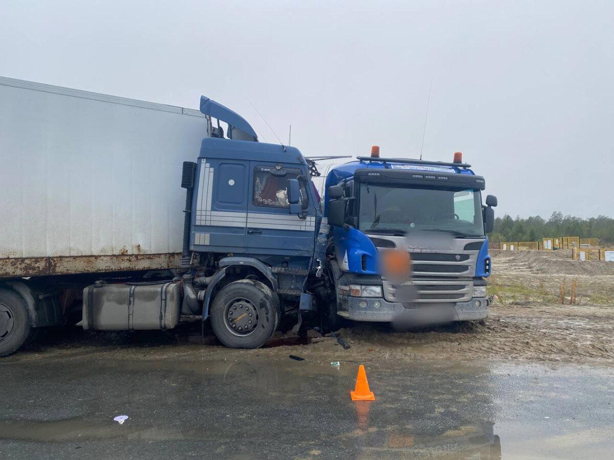 На Ямале столкнулись два большегруза