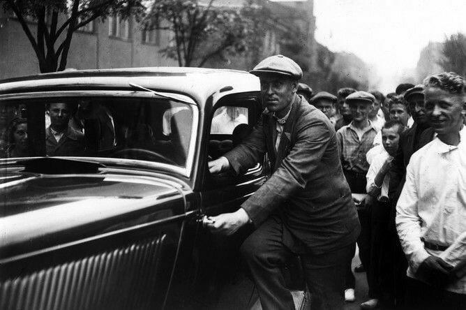 Алексей Стаханов с автомобилем, подаренным ему Сталиным. Москва, 1936 год